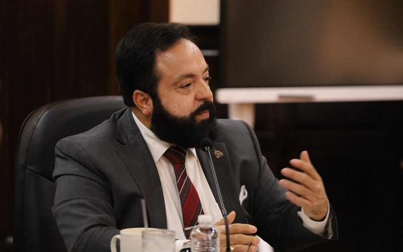 Luis Redondo acusado de mala praxis legal en renuncia dentro del CNE