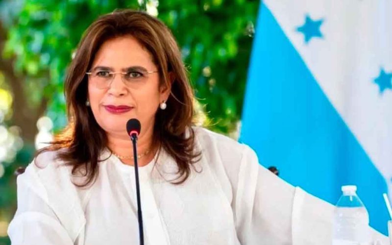 Mal momento para LIBRE: Rixi Moncada cae en las encuestas